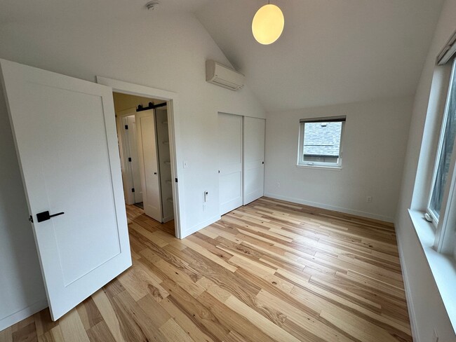 Building Photo - Like-New ADU in NE Portland!