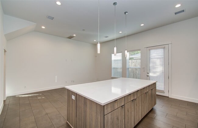 Foto del edificio - 556 Janisch Rd