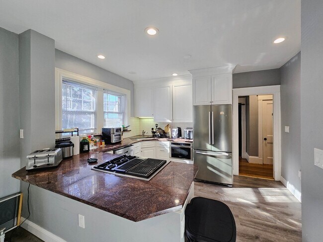 Foto del edificio - 235-237 Chestnut Hill Ave