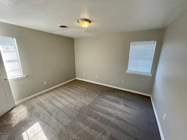 Building Photo - 2 bed 1.5 bath town home available in NE J...