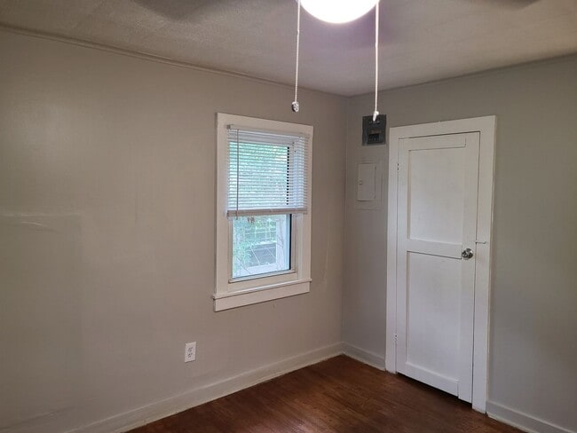 Building Photo - Move in Ready 3 bedroom/one bathroom $850