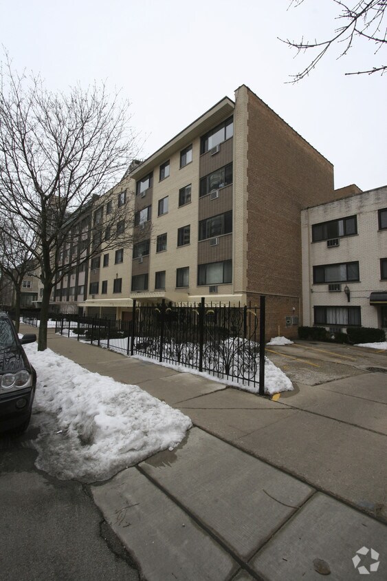 567 CON Stratford Place - 567 W Stratford Pl