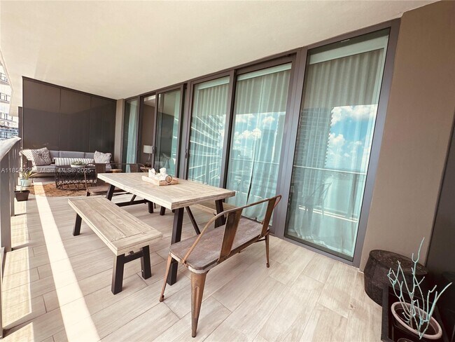 Foto del edificio - 650 NE 32nd St