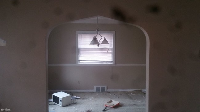 Building Photo - 3 br, 1.5 bath House - 8282 Meyers Rd