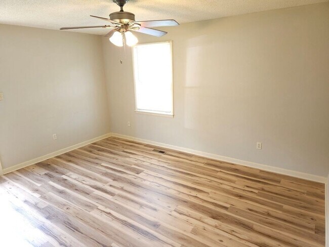 Foto del edificio - 1676 Ragland Ln