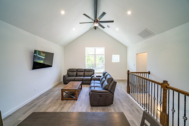 Building Photo - 4706 Idaho St