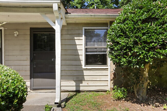 Building Photo - Super Cozy Space ! Will not Last Long! DUP...