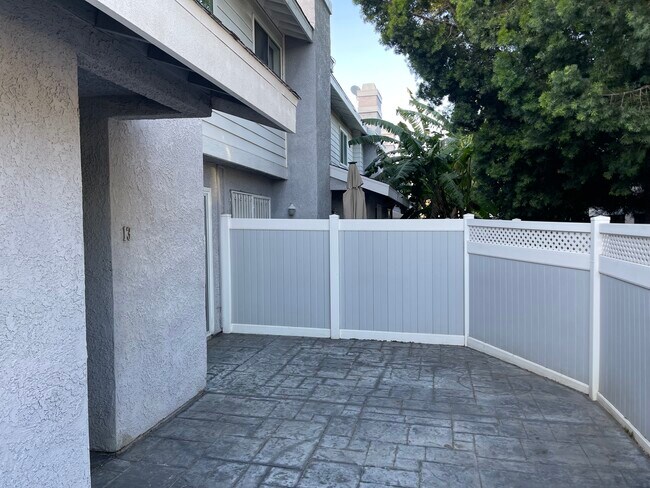 Foto del edificio - 8350 Burnet Ave