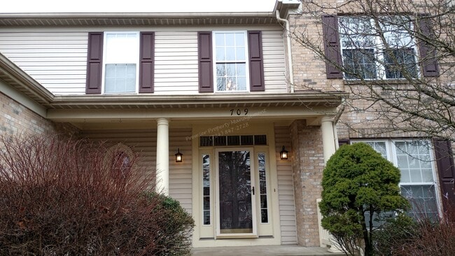 Building Photo - 709 Williamsburg Ct