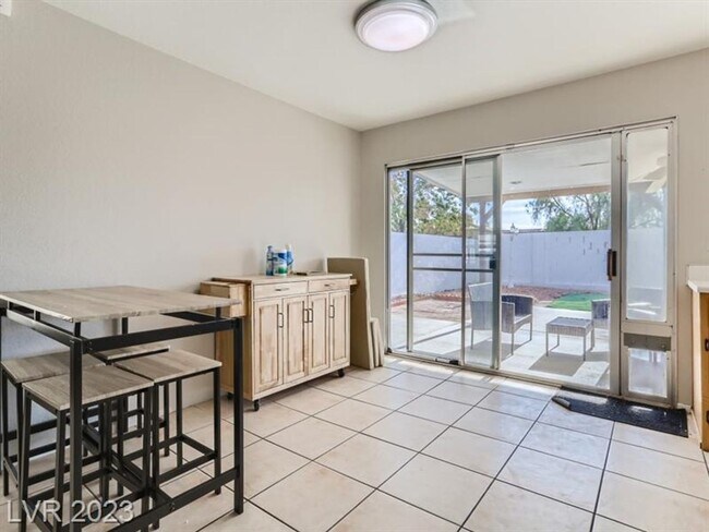 Foto del edificio - Gorgeous, spacious 1 story fully furnished...