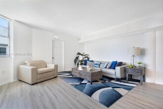 Building Photo - 825 Brickell Bay Dr