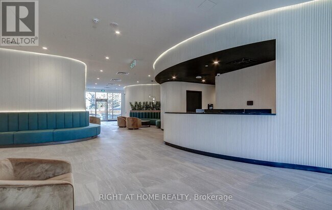 Building Photo - 689 The Queensway