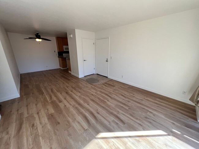 Building Photo - Great location close to shopping and trans...