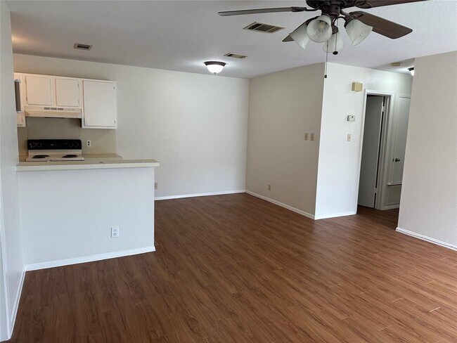 Foto del edificio - 8703 Piney Point Dr