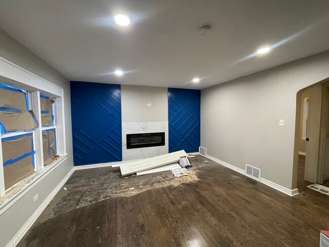 Building Photo - 227 E 141st Pl