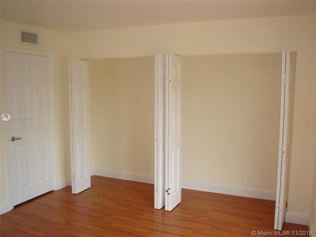 Building Photo - 840 Pine Dr