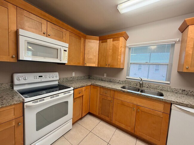 Foto del edificio - 2 Bedroom 1 Bath Duplex In Cape Coral