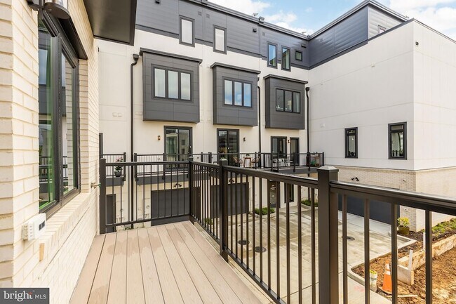 Foto del edificio - 39 Lower Service Ct NW