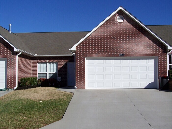 Primary Photo - 2 bed, 2 bath, 2 car garage ranch style to...