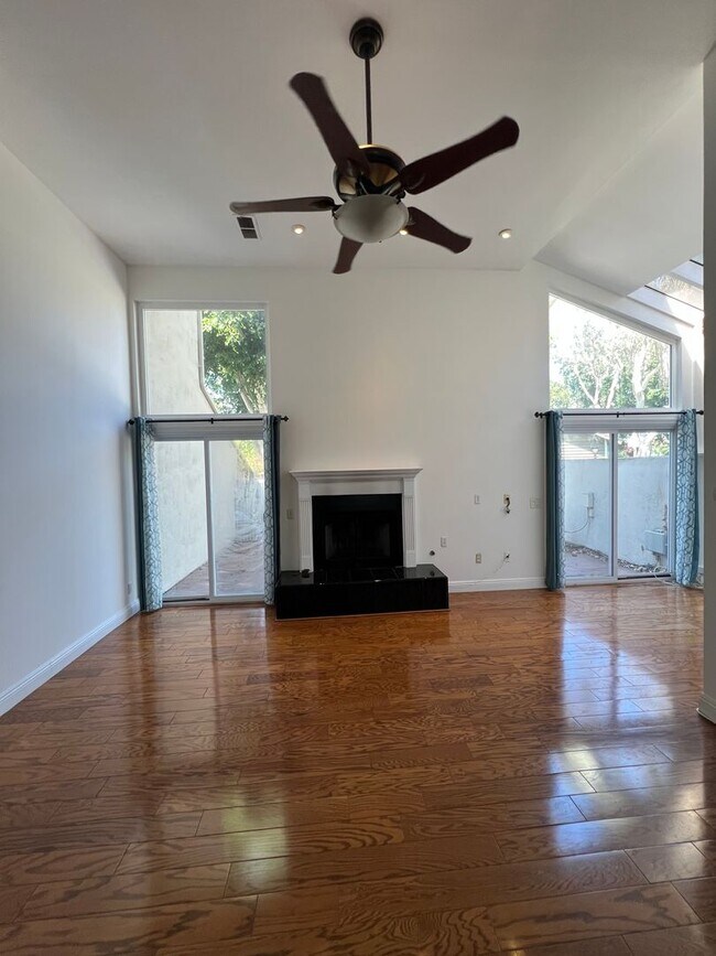 Building Photo - Tri-Level 2bed 2.5 bath Huntington  Beach ...