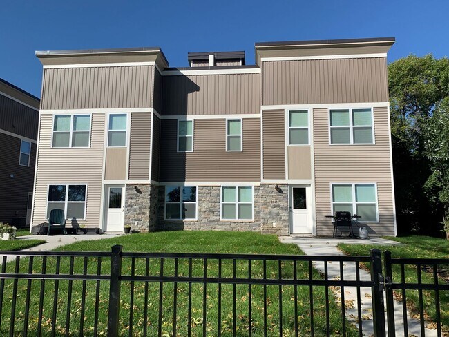 Foto del edificio - Ellis Flats Townhomes | Modern 3 Bedroom /...