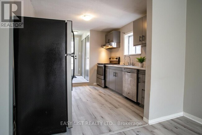 Photo du bâtiment - 598 N Lake Rd