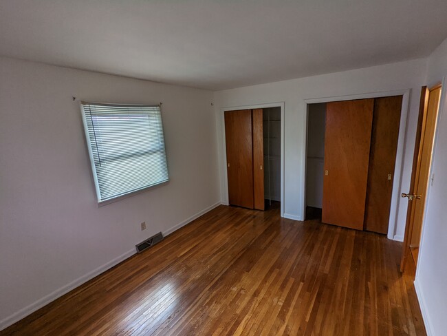Bedroom - 400 N Maple St