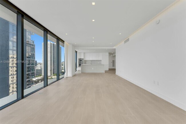 Foto del edificio - 700 NE 24th St