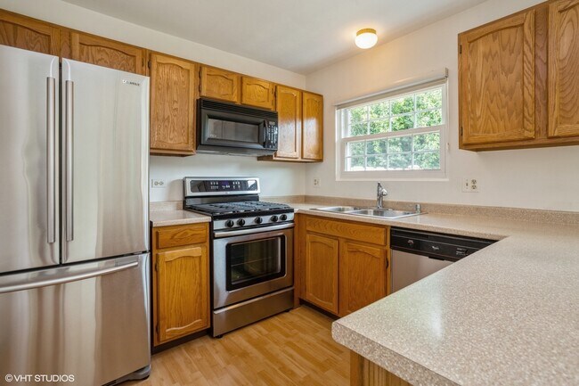 Building Photo - 325 Ascot Ln