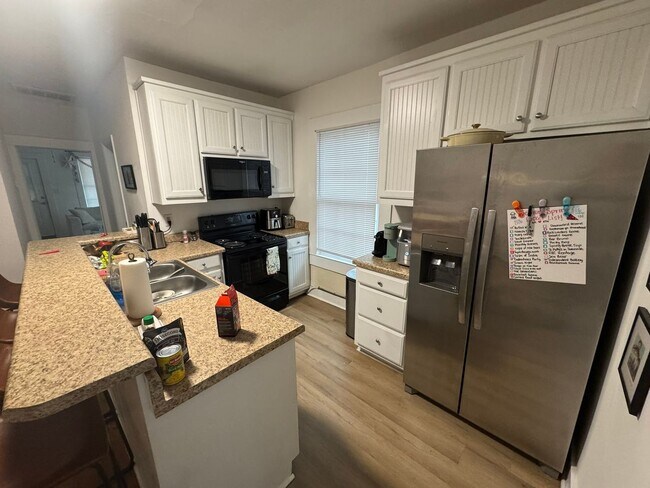 Building Photo - Awesome 3 Bed Close to Campus