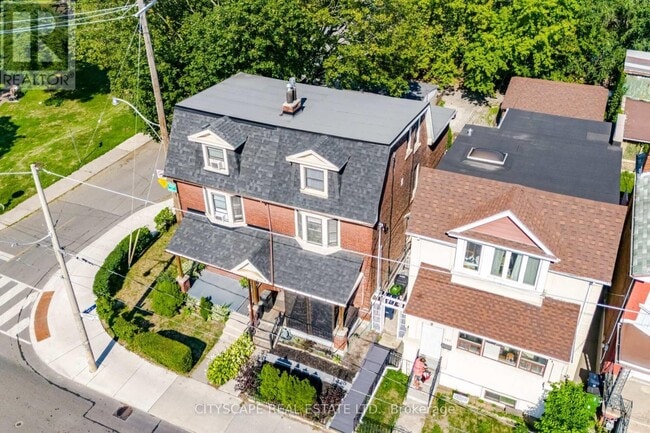 Building Photo - 791 Dufferin St