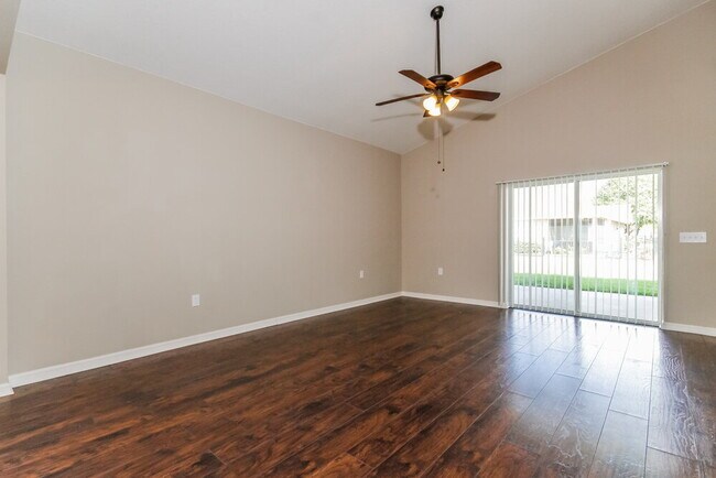 Foto del edificio - 6870 Glenbrook Dr