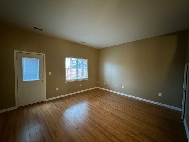 Foto del edificio - Spacious 3 Bed 3 Bath End-Unit Townhome Wi...