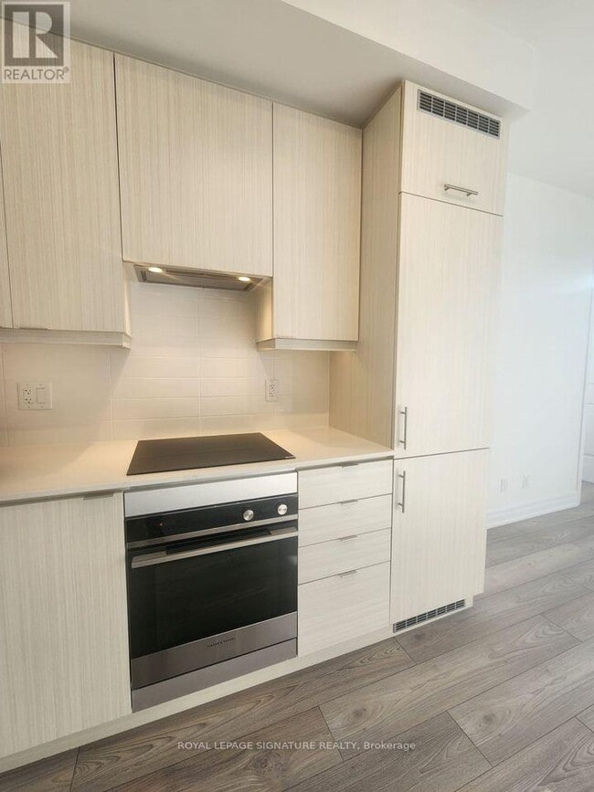 Photo du bâtiment - 36 Elm Dr W