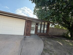 Building Photo - 2266 S White Oak Dr