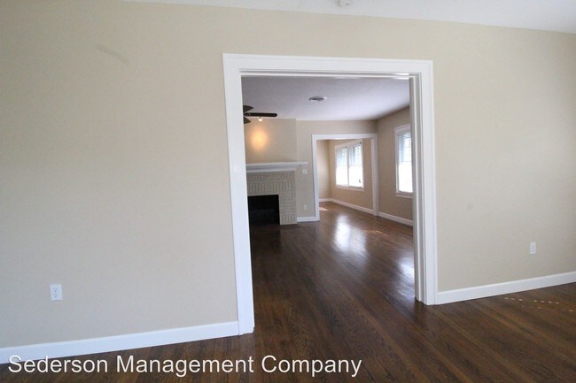 Building Photo - 221 W 51 Terrace