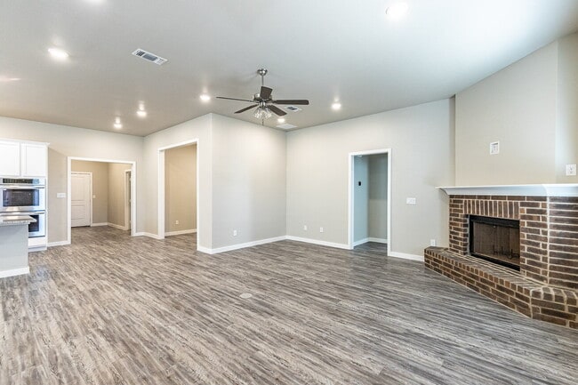 Building Photo - Beautiful 4 bed 3 bath home