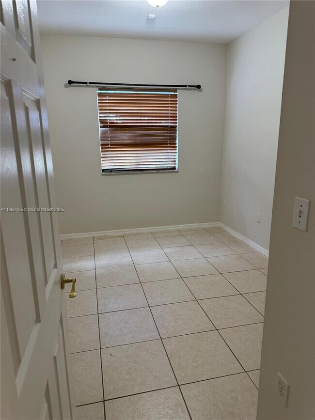 Foto del edificio - 6922 NW 179th St