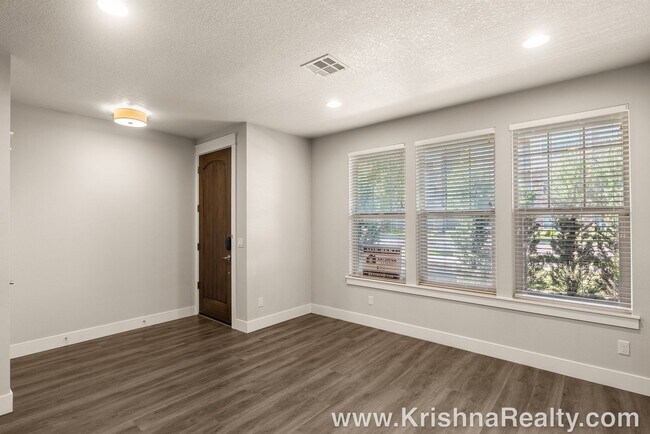 Building Photo - Delightful 3 BD* 2.5 Bath* Townhome Locate...