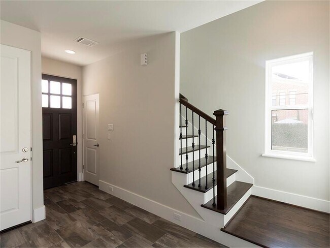 Foto del edificio - 5650 Larkin St