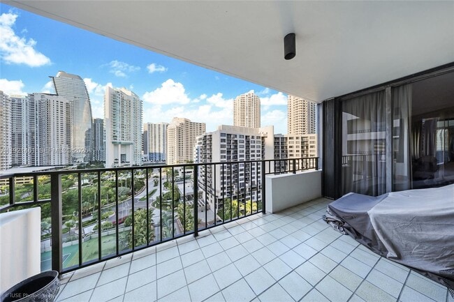 Building Photo - 520 Brickell Key Dr