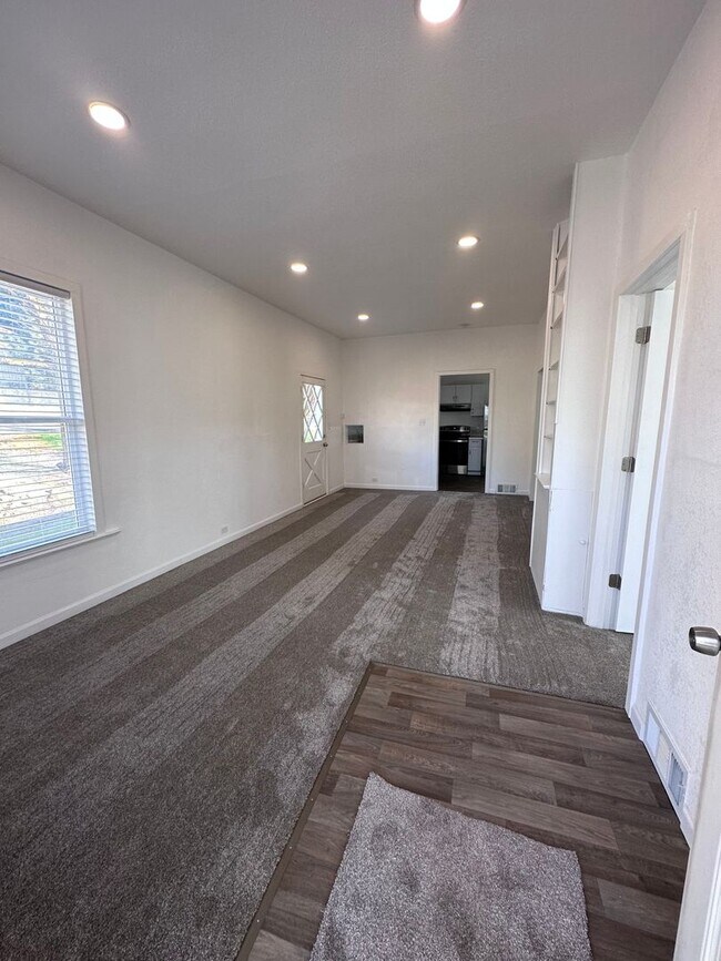 Building Photo - Fully renovated 3 bed 1 bath home.