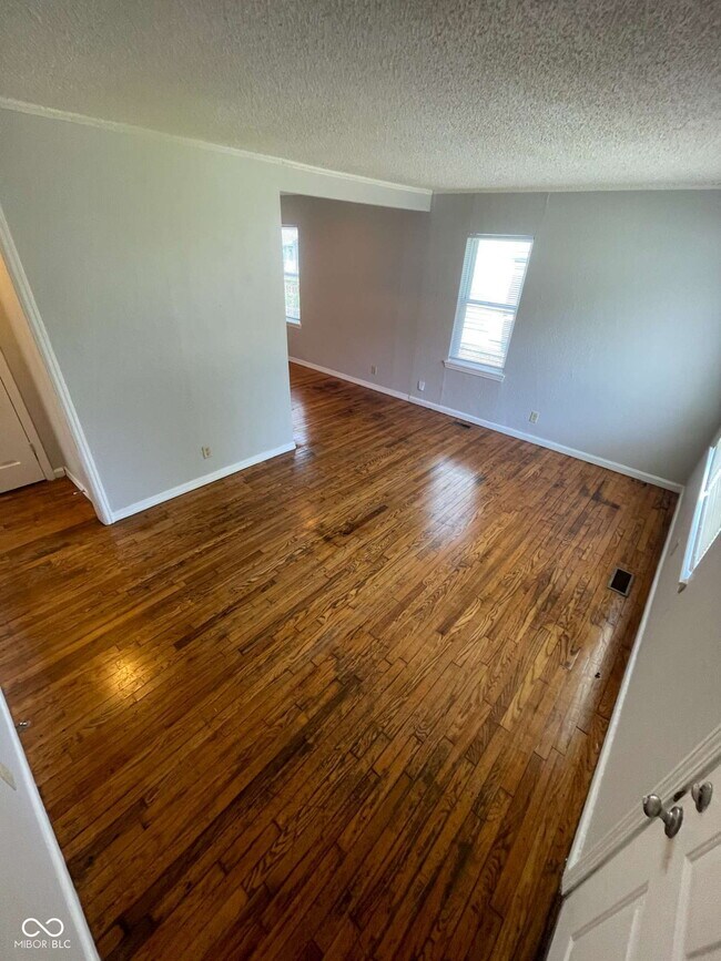 Foto del edificio - 5819 Greenfield Ave
