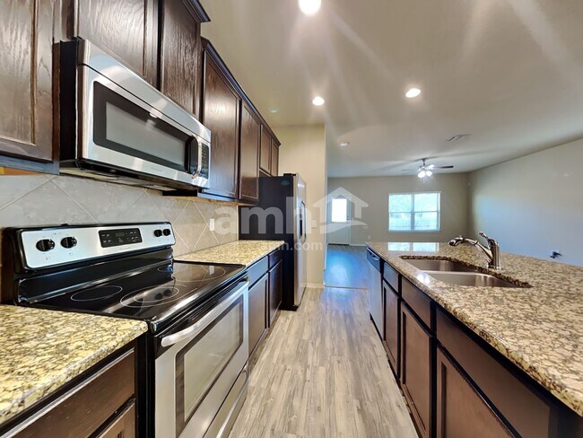 Foto del edificio - 10450 Rosewood Creek