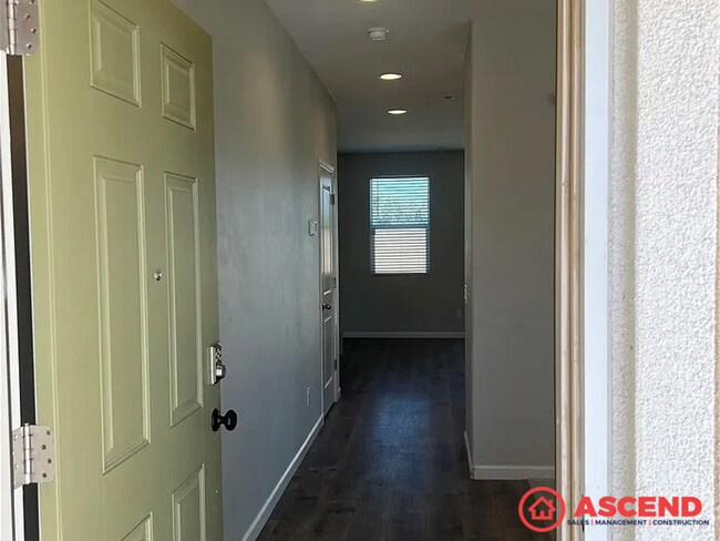 Foto del edificio - 3 Bedroom Home Off Mountain Ridge and Taft...