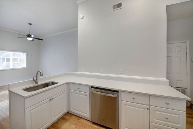 Building Photo - 602 W 36th St