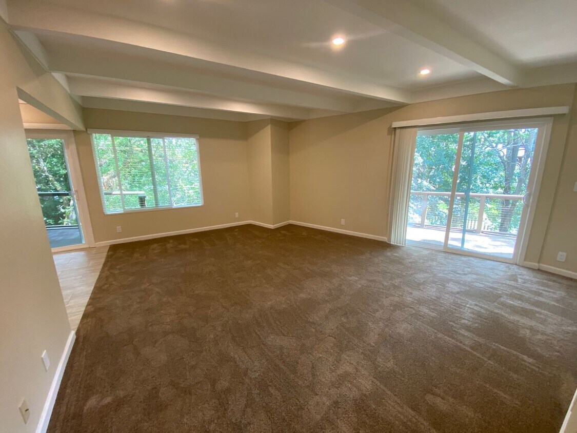 Primary Photo - 2 Bed 2 Bath, LARGE Creek Side Apartment N...