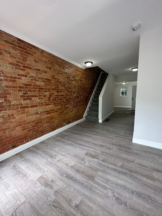 Foto del edificio - STUNNING NEWLY RENOVATED TWO BEDROOM HOUSE