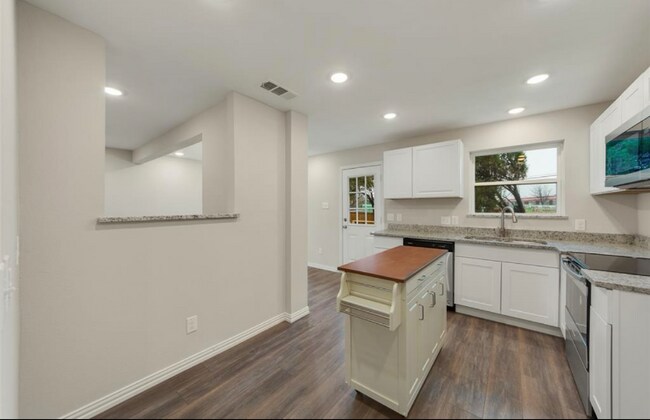 Building Photo - 2810 Tealford Dr