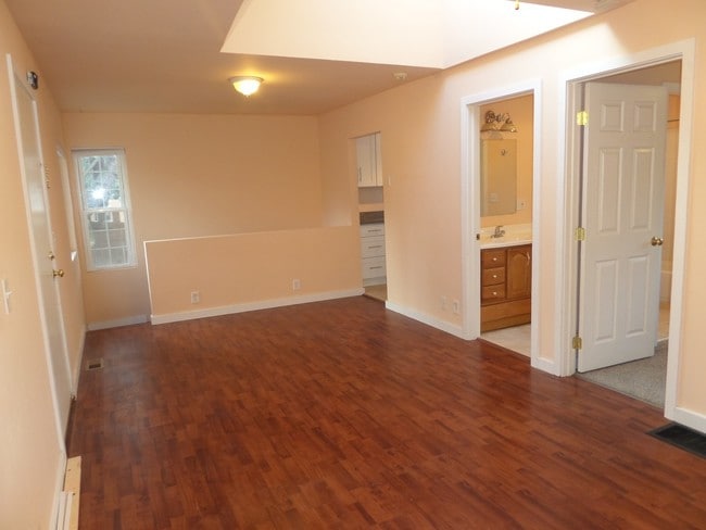 Building Photo - Super Cute & Renovated 3-Bedroom Cottage i...